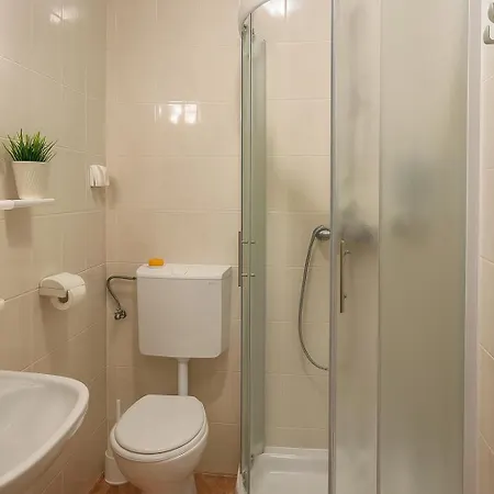 Hisa Vanda * Dobrovo